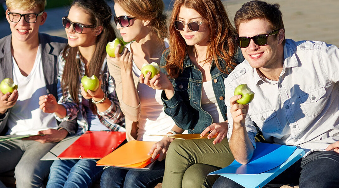 high-school-students-on-bench-eating-apples-header